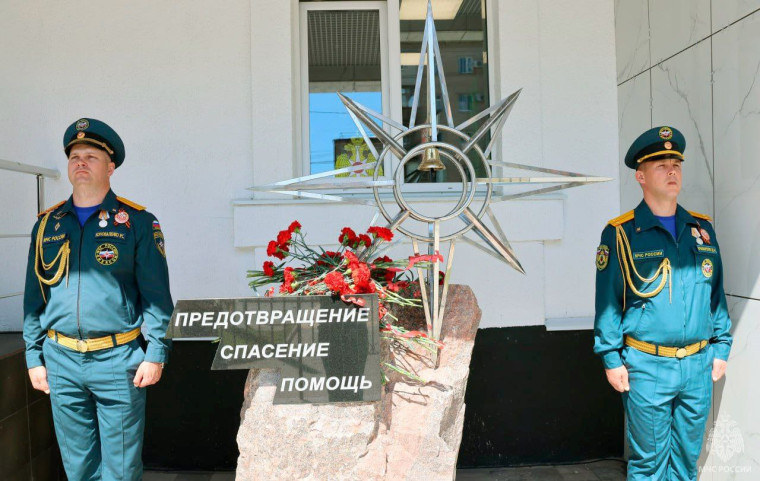 В День пожарной охраны в Мелитополе открыт монумент героям МЧС России. В День пожарной охраны в Мелитополе открыт монумент героям МЧС России.
