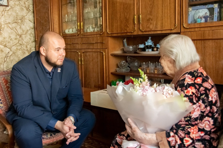 В преддверии 80-летия Великой Победы первый заместитель главы городского округа Мелитополь Никита Вебер навестил ветерана Великой Отечественной войны Надежду Прокофьевну Ткаченко. В преддверии 80-летия Великой Победы первый заместитель главы городского округа Мелитополь Никита Вебер навестил ветерана Великой Отечественной войны Надежду Прокофьевну Ткаченко.