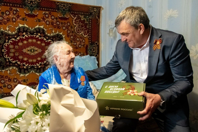 В преддверии 80-летия Победы мелитопольских ветеранов чествуют наградами и подарками. В преддверии 80-летия Победы мелитопольских ветеранов чествуют наградами и подарками.