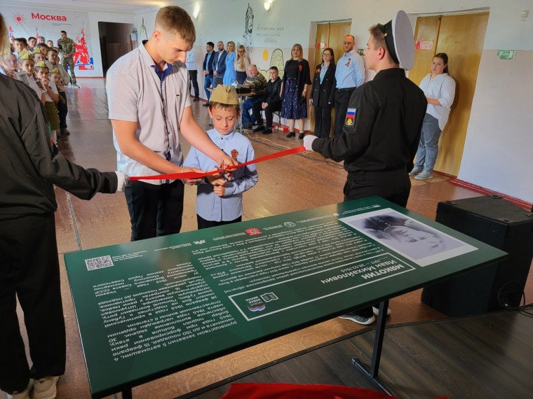 В Семёновской школе №24 открыли «Парту Героя». В Семёновской школе №24 открыли «Парту Героя».