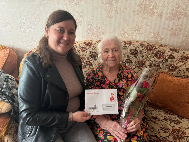 В Мелитополе поздравили труженицу тыла со 100-летним юбилеем. В Мелитополе поздравили труженицу тыла со 100-летним юбилеем.