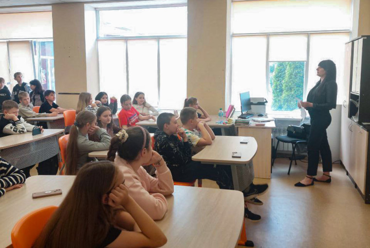 Специалисты по охране труда Мелитополь-Херсонского филиала «Железные дороги Новороссии» в рамках Всероссийского месячника провели встречи со школьниками. Специалисты по охране труда Мелитополь-Херсонского филиала «Железные дороги Новороссии» в рамках Всероссийского месячника провели встречи со школьниками.