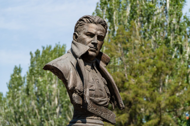 Сегодня исполняется 118 лет со дня рождения советского разведчика, уроженца Мелитополя – Павла Анатольевича Судоплатова. Сегодня исполняется 118 лет со дня рождения советского разведчика, уроженца Мелитополя – Павла Анатольевича Судоплатова.