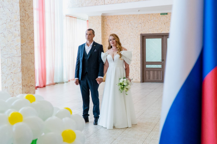 В День семьи, любви и верности в Мелитополе чествовали молодожёнов. В День семьи, любви и верности в Мелитополе чествовали молодожёнов.
