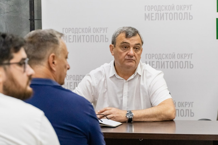 Глава городского округа Мелитополь Сергей Золотарёв провёл рабочее совещание с руководителями подведомственных предприятий и территориальных отделов. Глава городского округа Мелитополь Сергей Золотарёв провёл рабочее совещание с руководителями подведомственных предприятий и территориальных отделов.