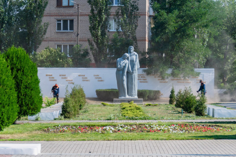 Коммунальные службы городского округа Мелитополь продолжают поддерживать порядок на важных для города объектах. Коммунальные службы городского округа Мелитополь продолжают поддерживать порядок на важных для города объектах.