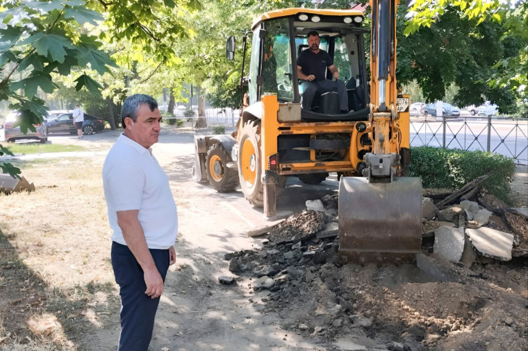 На улице Кирова начался ремонт тротуара. На улице Кирова начался ремонт тротуара.