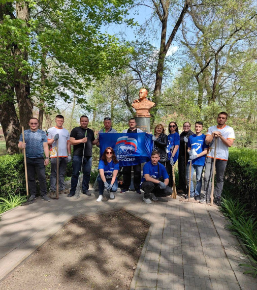 Субботник в парке Железнодорожников. Субботник в парке Железнодорожников.